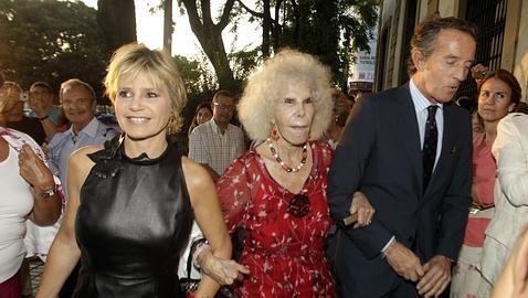 Eugenia Martínez de Irujo mejora, pero sigue ingresada Eugenia Martínez de Irujo mejora, pero sigue ingresada