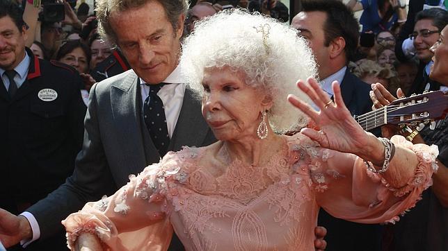 La duquesa de Alba, en su autobiografía: «¡Os pienso enterrar a todos!» La duquesa de Alba, en su autobiografía: «¡Os pienso enterrar a todos!»