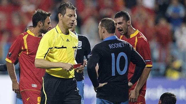 La prensa inglesa la toma con Rooney