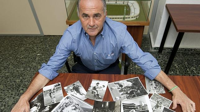 Gordillo posa con varias fotos de su etapa en el Real Madrid