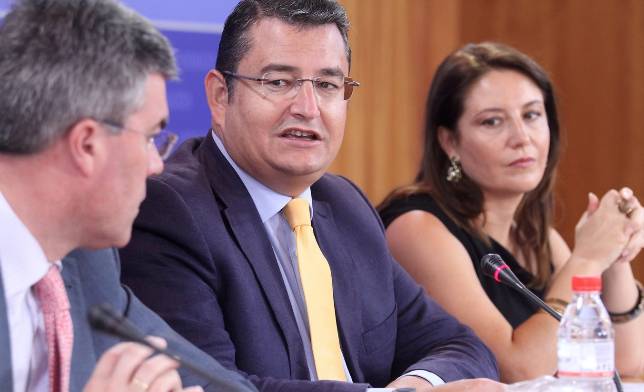 Sanz, ayer en una rueda de prensa en el Parlamento junto a Fernndez de Moya y Carmen Crespo