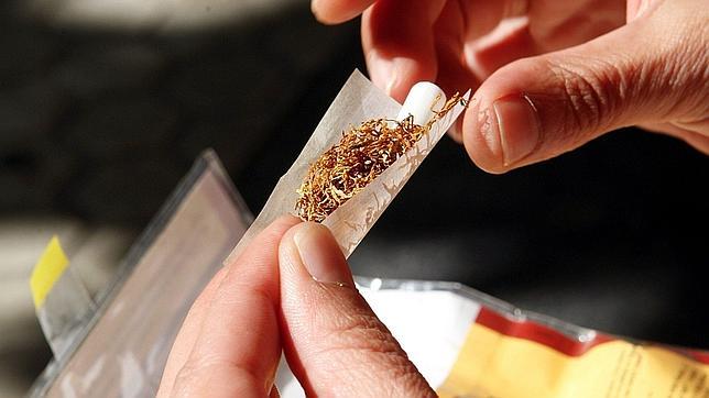 Los neumólogos alertan de que el tabaco de liar es «tan dañino y adictivo» como los cigarrillos empaquetados Los neumólogos alertan de que el tabaco de liar es «tan dañino y adictivo» como los cigarrillos empaquetados