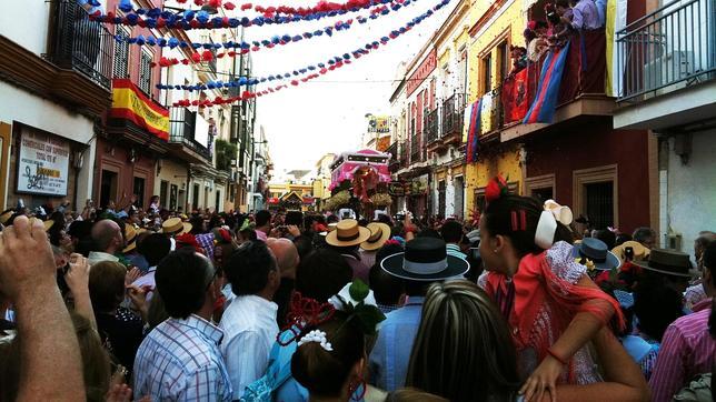 Un bullicio acompa�� permanentemente a la Virgen de Valme durante todo su recorrido