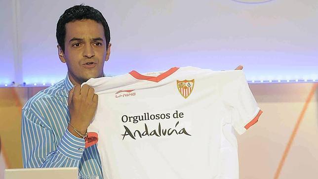 Roberto Arrocha, presentador de �A Bal�n Parado� mostrando la camiseta que lucir� el Sevilla ante el Barcelona