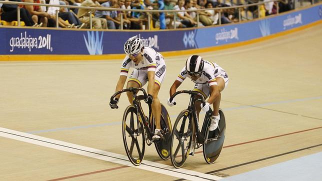 Apretado final en una carrera de ciclismo en ruta