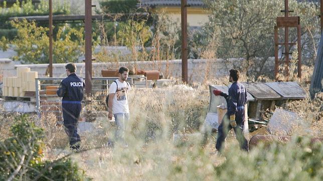 Agentes de la Cientfica, ayer, en el interior de la parcela de los abuelos en Las Quemadillas buscando los cuerpos de los pequeos