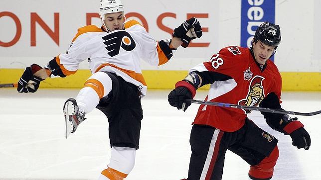 Un instante durante un partido de hockey hielo
