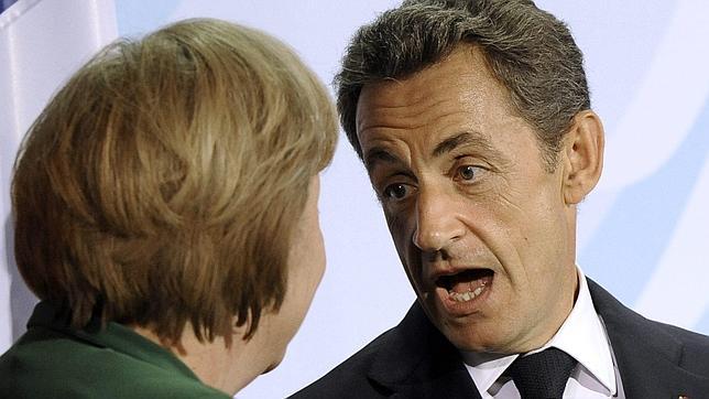 Merkel y Sarkozy ultiman el plan de castigo a la deuda española Merkel y Sarkozy ultiman el plan de castigo a la deuda española