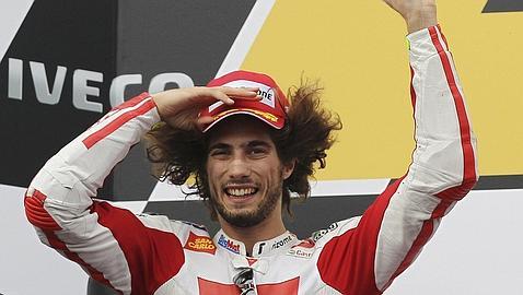 Fans de todo el mundo lloran la muerte del carism�tico piloto Marco Simoncelli