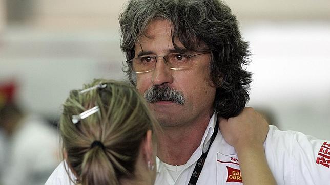 El padre de Simoncelli: «Mi hijo ya estaba muerto cuando llegó la ayuda» El padre de Simoncelli: «Mi hijo ya estaba muerto cuando llegó la ayuda»