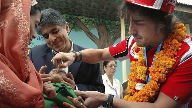 Fernando Alonso visita un hospital infantil en India Fernando Alonso visita un hospital infantil en India