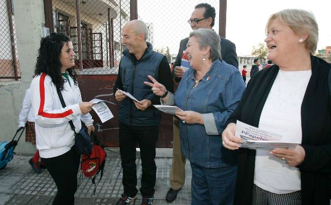 ...Y el PSOE, de campa�a en la puerta de los colegios