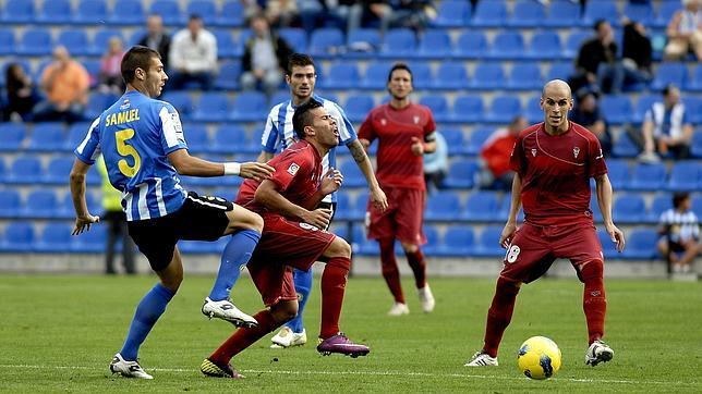 Samuel comete una entrada sobre el delantero blanquiverde Pati�o que le supuso una tarjeta amarilla