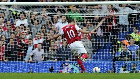 Van Persie desmiente que celebrara un gol con el saludo nazi Van Persie desmiente que celebrara un gol con el saludo nazi