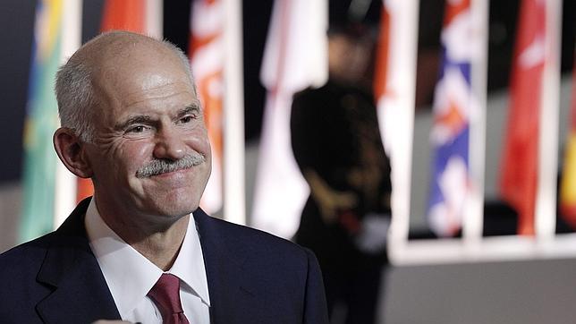 El ministro de Finanzas rechaza el referéndum de Papandreu El ministro de Finanzas rechaza el referéndum de Papandreu