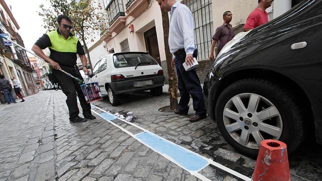 La calle Monsalves, en pleno proceso de señalización de la zona azul