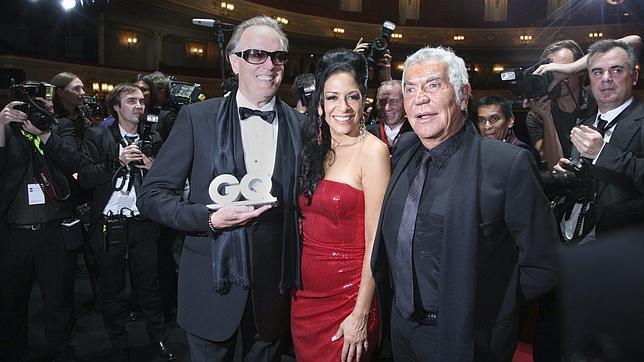 Peter Fonda (izda) junto a la cantante Sheila E. y el diseador italiano Roberto Cavalli (dcha)