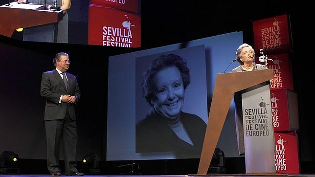 Mara Galiana en el momento de recibir el Premio Ciudad de Sevilla de manos del alcalde de Sevilla, Juan Ignacio Zoido