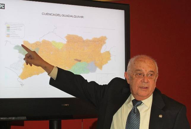 Antonio P�rez Mar�n, ayer durante su intervenci�n en el Club Antares