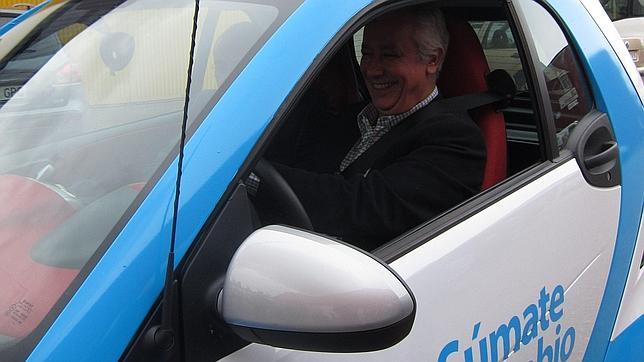 Arenas conduce ayer un coche de su partido con el esl�gan electoral