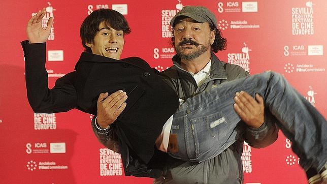 Pepe Quero bromea con otro actor durante la presentaci�n, ayer, de la pel�cula �Los muertos no se tocan, nene�