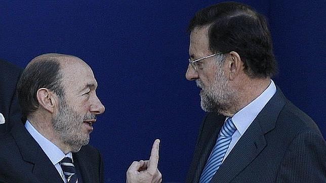 Rajoy, con traje gris y corbata azul; Rubalcaba se encierra en Ferraz Rajoy, con traje gris y corbata azul; Rubalcaba se encierra en Ferraz