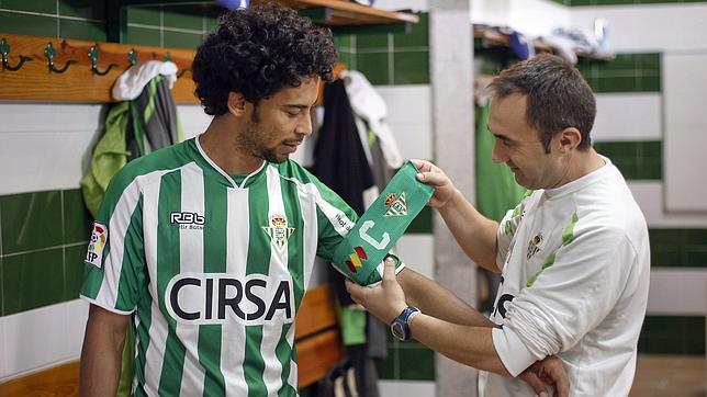 Jos� Mar�a Montiel e Iriney representan el ritual en el vestuario b�tico