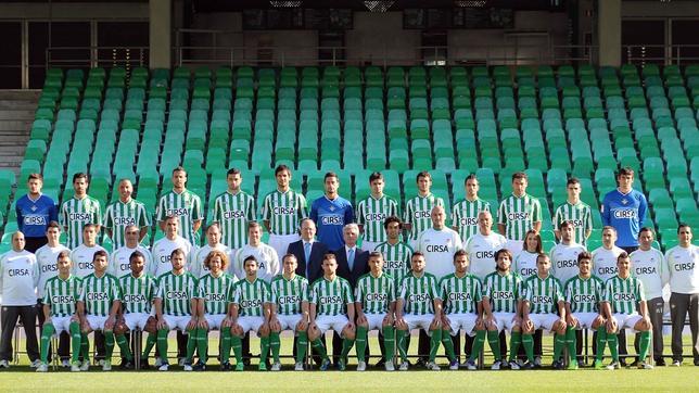 La plantilla, el cuerpo t�cnico y el presidente del Real Betis posan en el estadio Benito Villamar�n con motivo de la foto oficial de la temporada