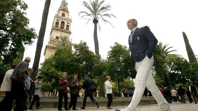 Paco J�mez camina el lunes por el patio de los Naranjos de la Mezquita-Catedral, antes de la foto en el interior con el traje oficial del C�rdoba CF