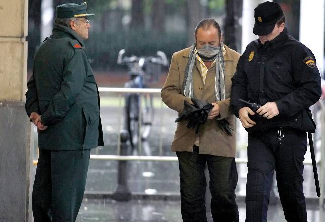 El padre del Cuco, ngel Mara Garca, ayer a su llegada a la Audiencia de Sevilla