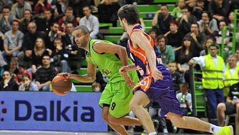 Tony Parker desangra al Valencia 