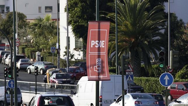 Imagen de una banderola del PSOE en la Carretera de Carmona