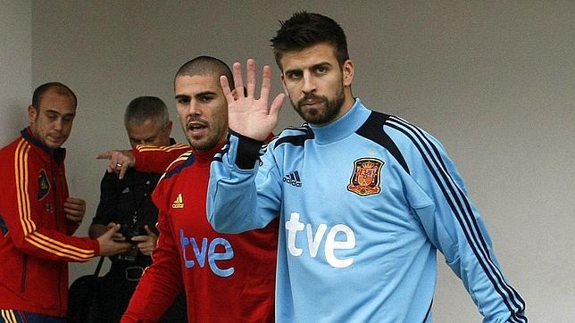 Piqué y Shakira, en la presentación de la novela del padre del jugador Piqué y Shakira, en la presentación de la novela del padre del jugador