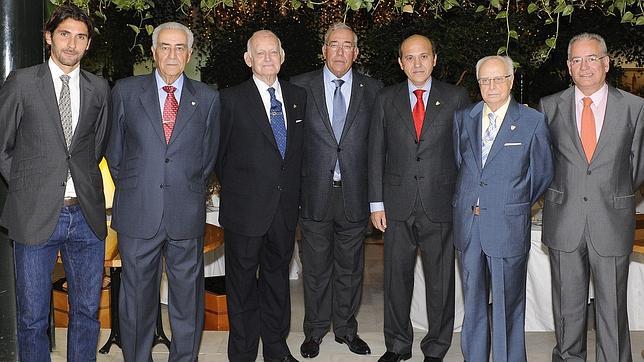 Los premiados y el presidente de la Asociaci�n Sevillista �Jos� Ram�n Cisneros�, Jos� del R�o, posan anoche para ABC junto al presidente de la entidad, Jos� Mar�a Del Nido