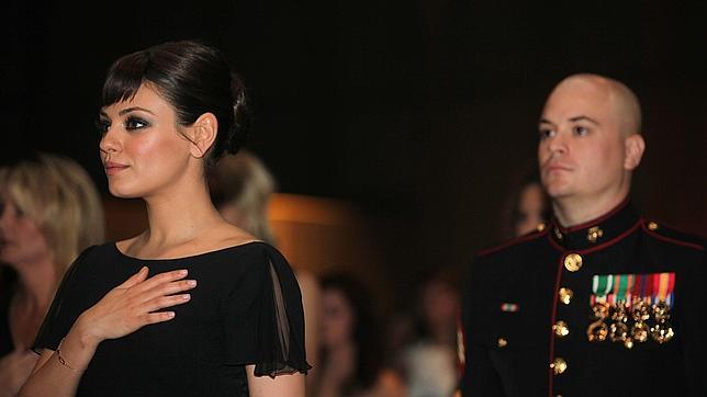 Mila Kunis y Justin Timberlake cumplen su promesa de ir al baile con los marines Mila Kunis y Justin Timberlake cumplen su promesa de ir al baile con los marines