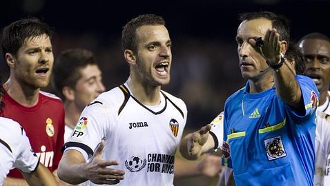 Soldado: �En el Bernab�u hubiera pitado penalti�