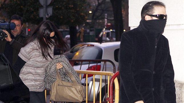 El hermano de Miguel Carca�o, Francisco Javier Delgado, y su novia