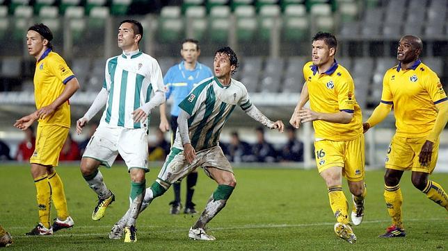 Gaspar, con la camiseta embarrada, se prepara para rematar una acci�n a bal�n parado en el partido del s�bado ante el Alcorc�n
