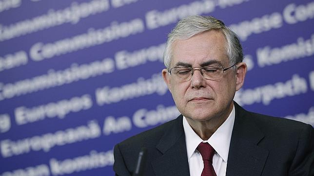 Papadimos se reúne con Juncker y Draghi para tratar los ajustes de Grecia Papadimos se reúne con Juncker y Draghi para tratar los ajustes de Grecia