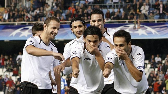 Jonas conjuga fútbol, Soldado lo remata Jonas conjuga fútbol, Soldado lo remata