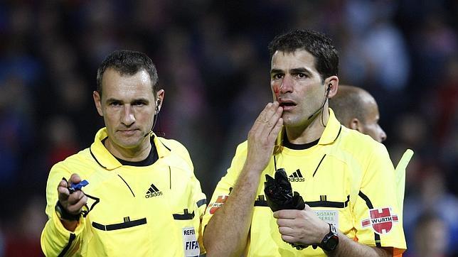 Multa de 5.000 euros al menor que tiró un paraguas al linier en el Granada-Mallorca Multa de 5.000 euros al menor que tiró un paraguas al linier en el Granada-Mallorca