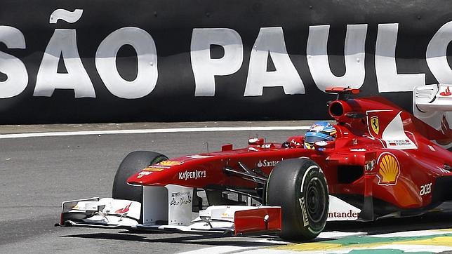 Webber marca el ritmo en los libres; Alonso, sexto