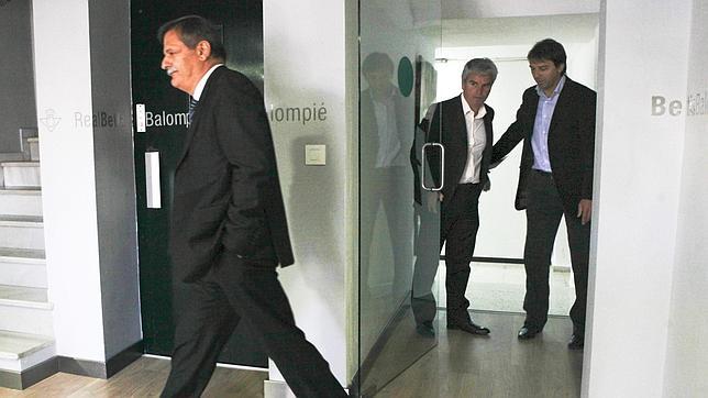 Jos� Antonio Bosch, Miguel Guill�n y Vlada Stosic, saliendo del vestuario tras charlar con el equipo