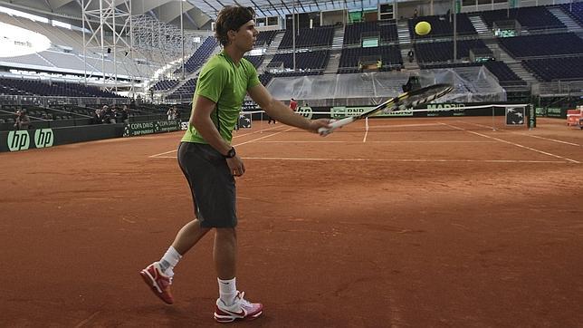 Rafa Nadal, entrenando ayer en el estadio sevillano