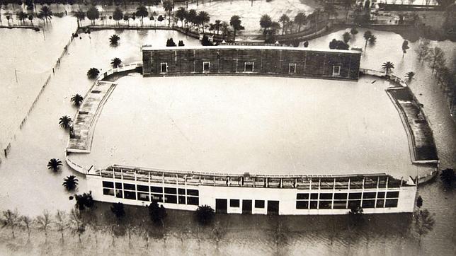 Así quedó el estadio municipal de Heliópolis, sede del Real Betis Balompié, tras la gravísima riada sufrida en Sevilla el martes 27 de enero de 1948 