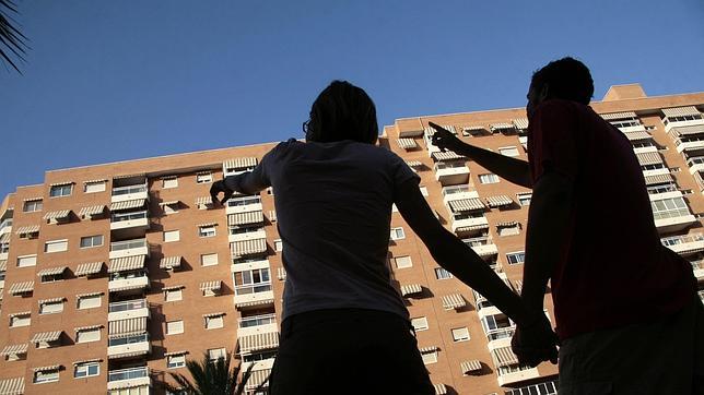 Los jóvenes deben destinar la mitad de su salario para comprar una vivienda Los jóvenes deben destinar la mitad de su salario para comprar una vivienda