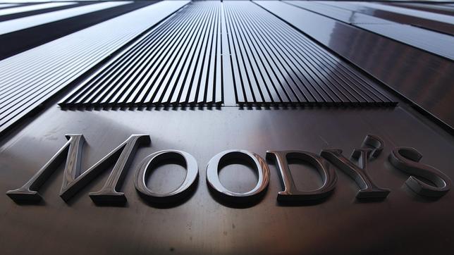 Moody's amenaza con bajar la calificación de deuda a 21 bancos españoles Moody's amenaza con bajar la calificación de deuda a 21 bancos españoles