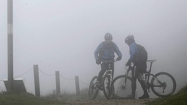 La lluvia, el viento y la niebla amenazan el comienzo del puente de la Constituci�n 