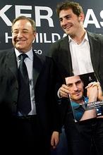 Casillas se emociona en la presentaci�n de su biograf�a