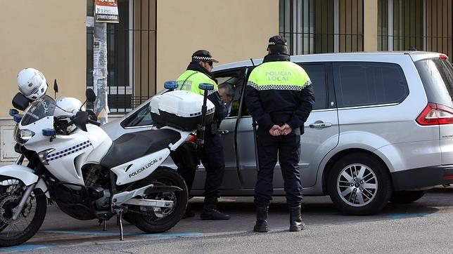 Dos agentes conversan con un conductor en el entorno de los jardines de Col�n tras estacionar su veh�culo en zona azul